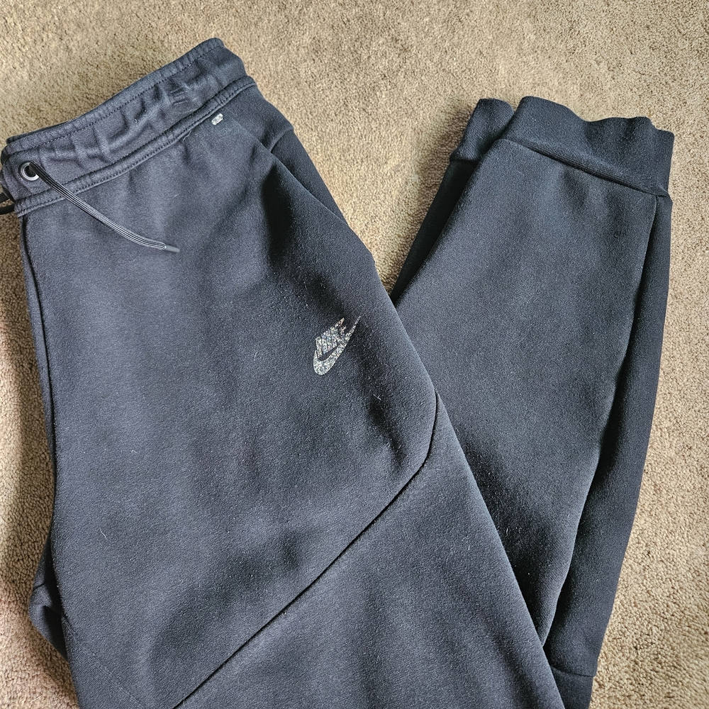 Nike Black Men’s Jogger Sweatpants with Subtle Swoosh